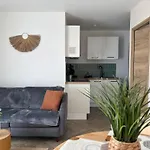 Apartman Champ De Ble Neuf Independant Plain Pied Dans Maison Contemporaine Decoration Soignee Confort Terrasse Amenagee, Grand Terrain Parking Prive A 15 Mn De Caen Et 10 Mn Debayeux Proche Plages Du Debarquement Loucelles