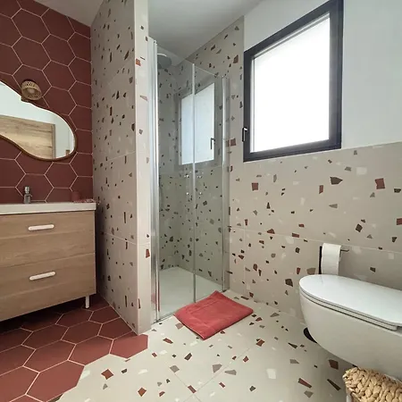 דירה Champ De Ble Apt Neuf Independant Plain Pied Dans Maison Contemporaine Decoration Soignee Tout Confort, 1 Chambre, Sdb, Wc, Canape Lit, Terrasse Amenagee, Grand Terrain Parking Prive A 15 Mn De Caen Et 10 Mn Debayeux Proche Plages Du Debarquement Loucelles