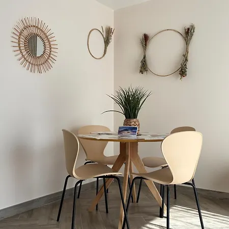 Champ De Ble Apt Neuf Independant Plain Pied Dans Maison Contemporaine Decoration Soignee Tout Confort, 1 Chambre, Sdb, Wc, Canape Lit, Terrasse Amenagee, Grand Terrain Parking Prive A 15 Mn De Caen Et 10 Mn Debayeux Proche Plages Du Debarquement Loucelles