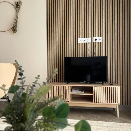 Champ De Ble Apt Neuf Independant Plain Pied Dans Maison Contemporaine Decoration Soignee Tout Confort, 1 Chambre, Sdb, Wc, Canape Lit, Terrasse Amenagee, Grand Terrain Parking Prive A 15 Mn De Caen Et 10 Mn Debayeux Proche Plages Du Debarquement Loucelles